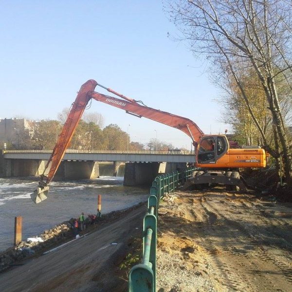 koparka typu log w pracy rzeka
